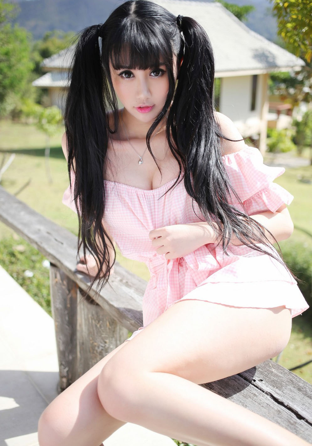 90后美女腿开大门 @黑洞图片