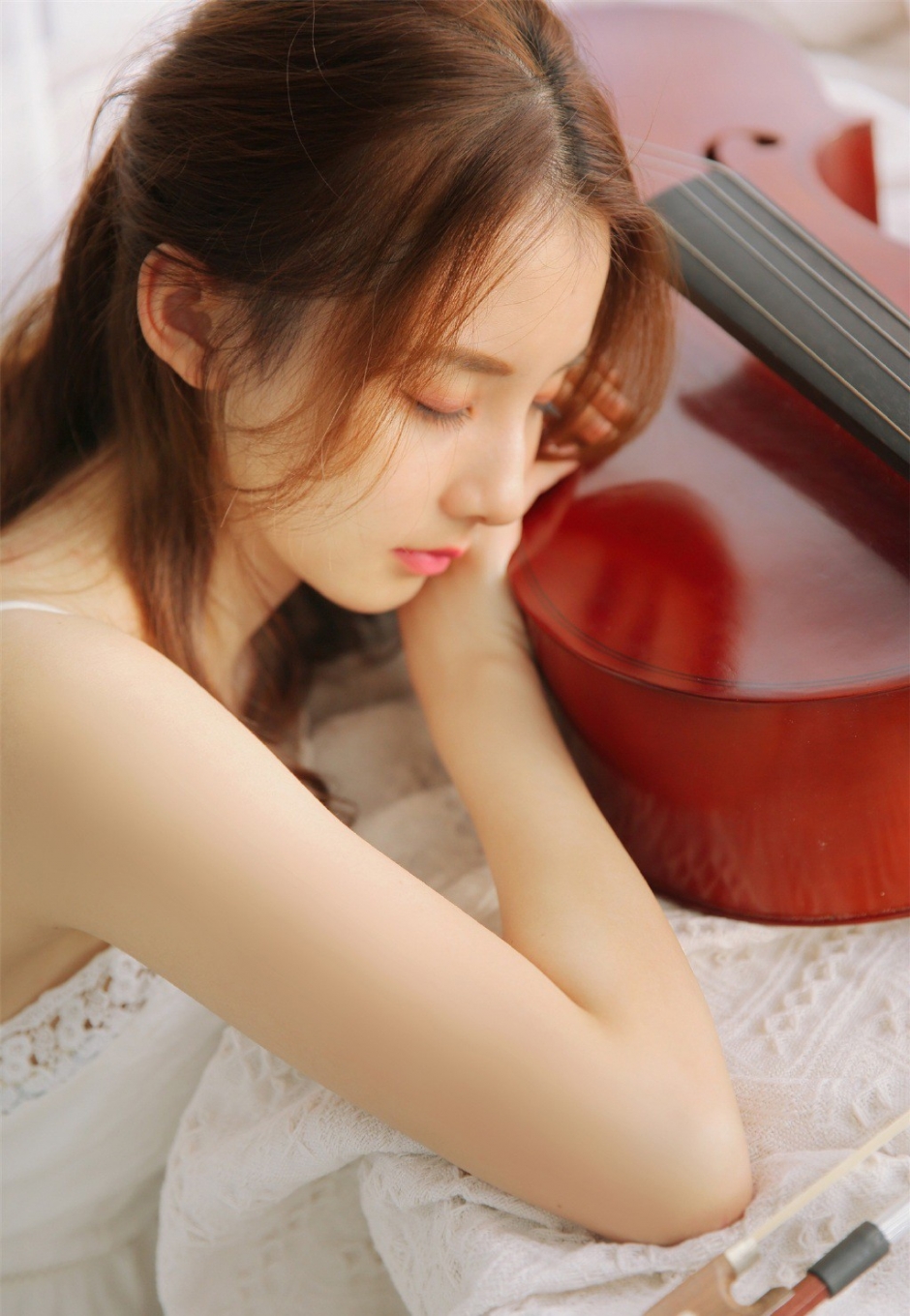 大提琴美少女吊带裙小露香肩锁骨图片