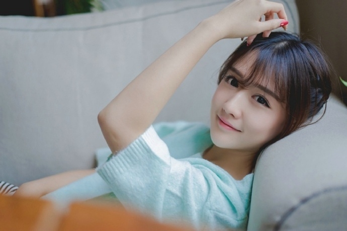 标致瓜子脸美女精致盘发悠闲下午茶图片