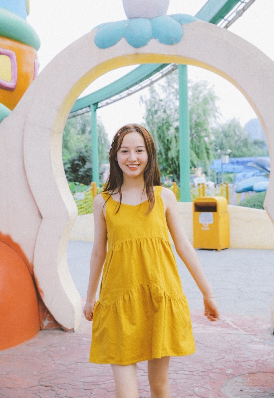 长发美女笑容甜美气质清纯游乐场图片