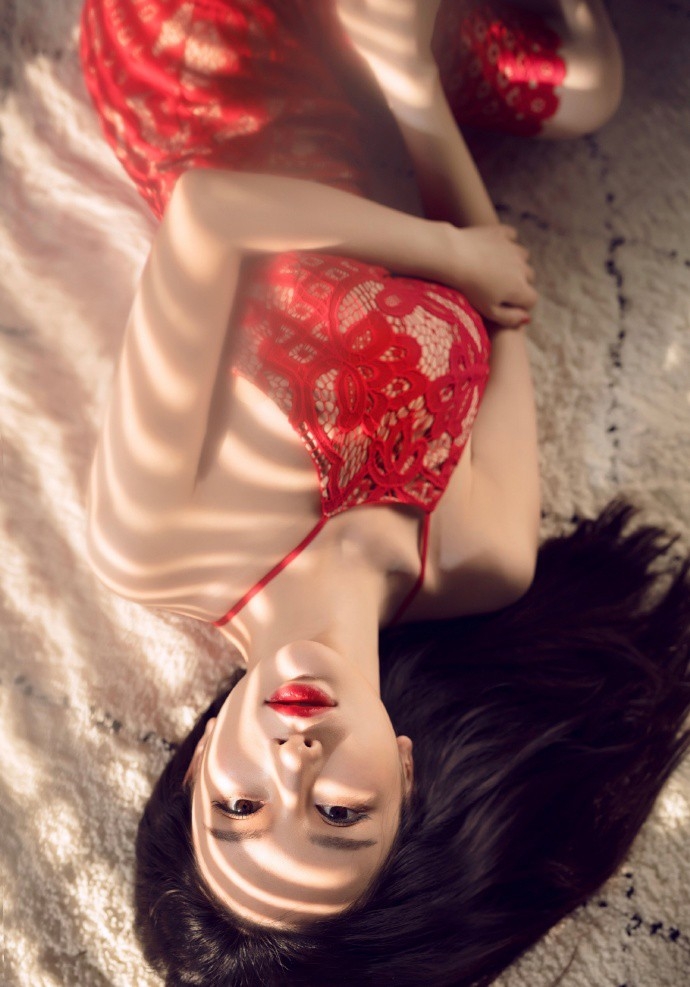 娇艳红唇美少妇蕾丝透视装展前凸后翘s型曲线身材图片