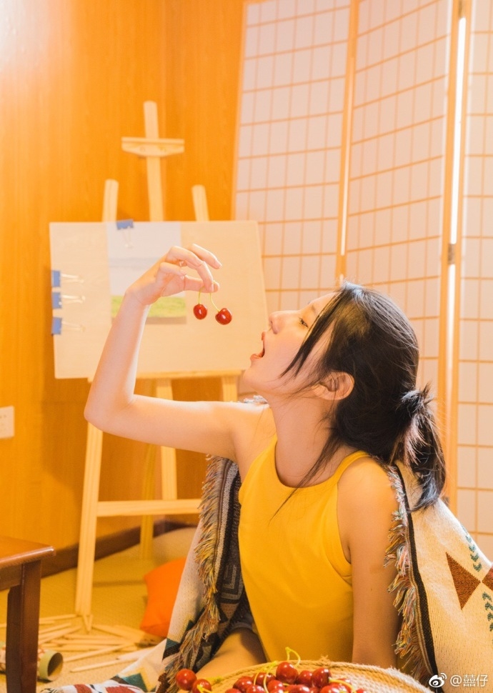 樱桃美少女发丝凌乱唇红齿白私房图片