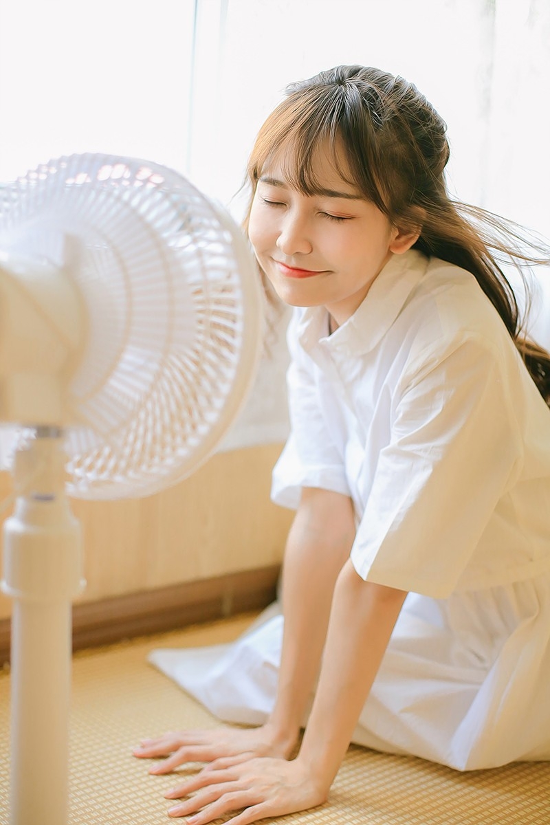 连衣裙美女光滑牛奶肌居家搞怪卖萌图片