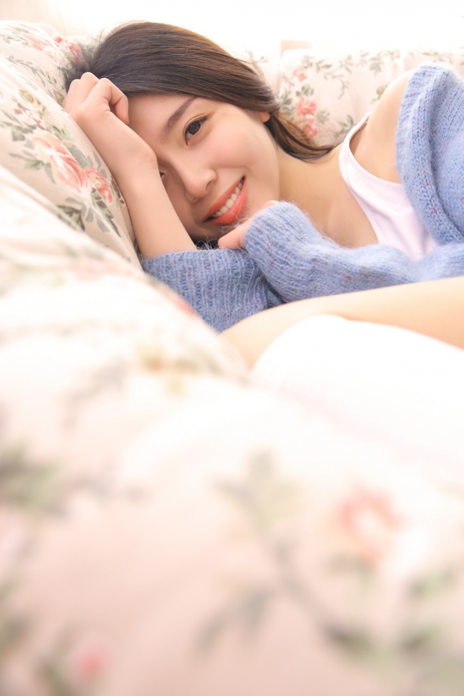 白丝长腿美女白色背心外披开衫小露香肩露齿甜笑图片