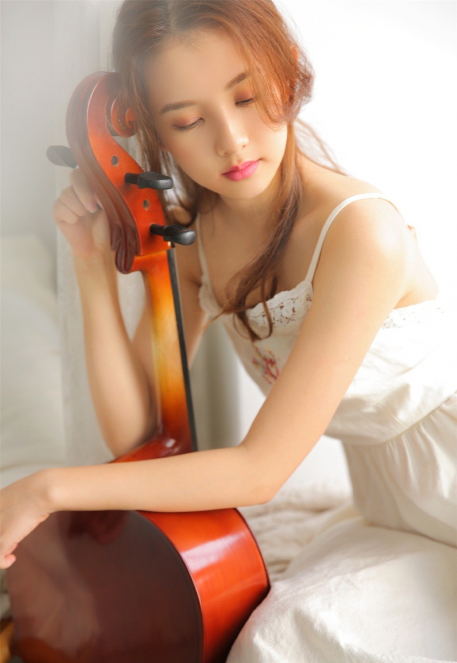 大提琴美少女吊带裙小露香肩锁骨图片