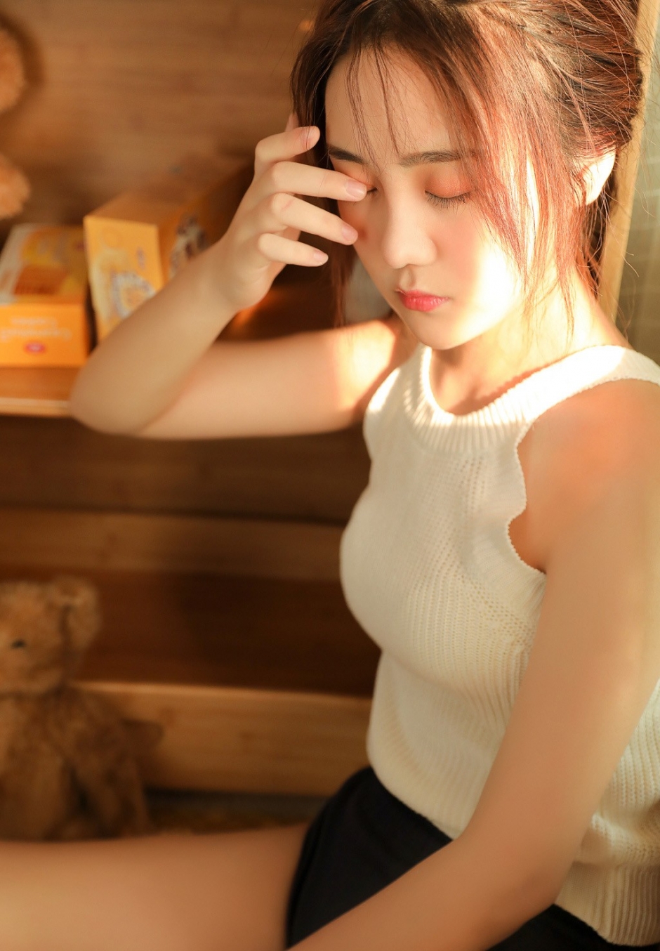 阳光下美女诱人白丝长腿粉嘟嘟脸蛋图片