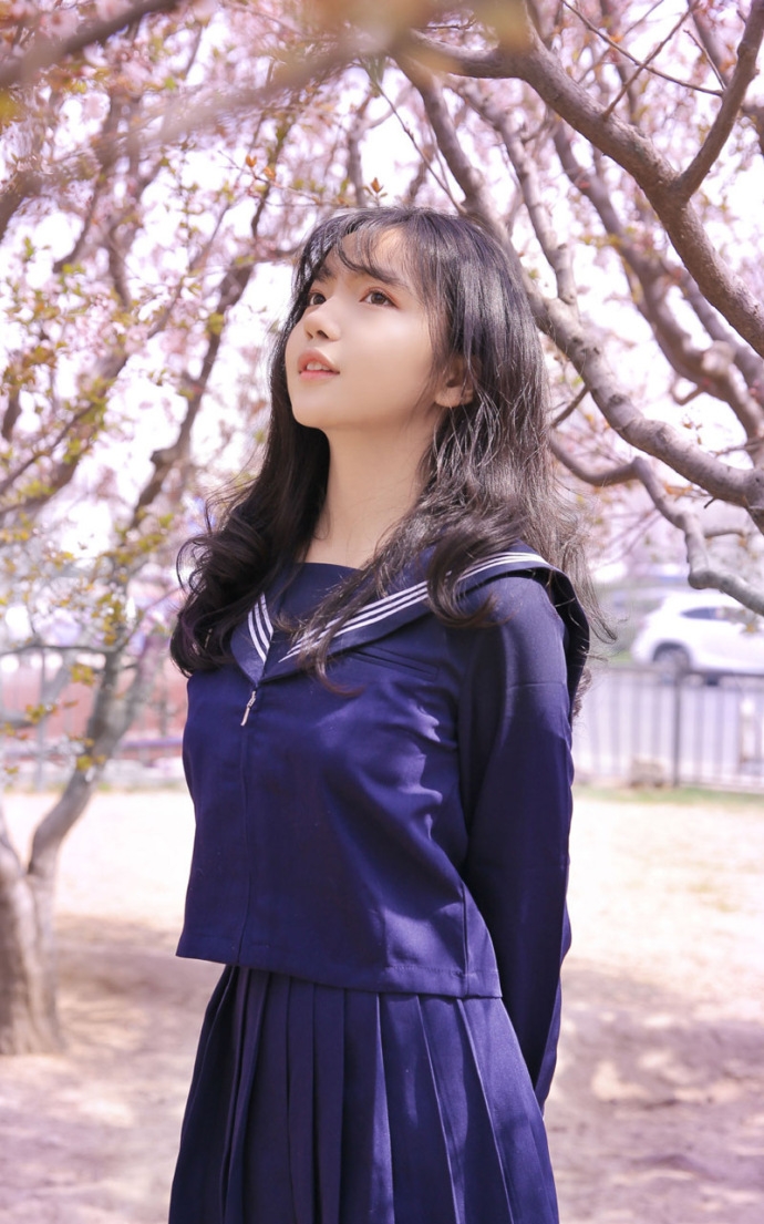 水手制服美女校花唇红齿白靓丽脸蛋图片