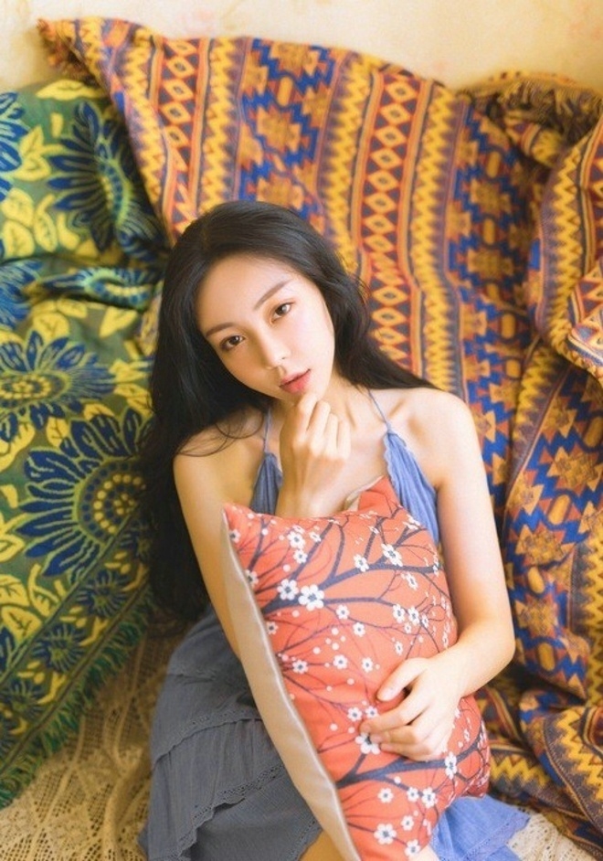 长发美女精致小v脸吊带裙性感香肩图片