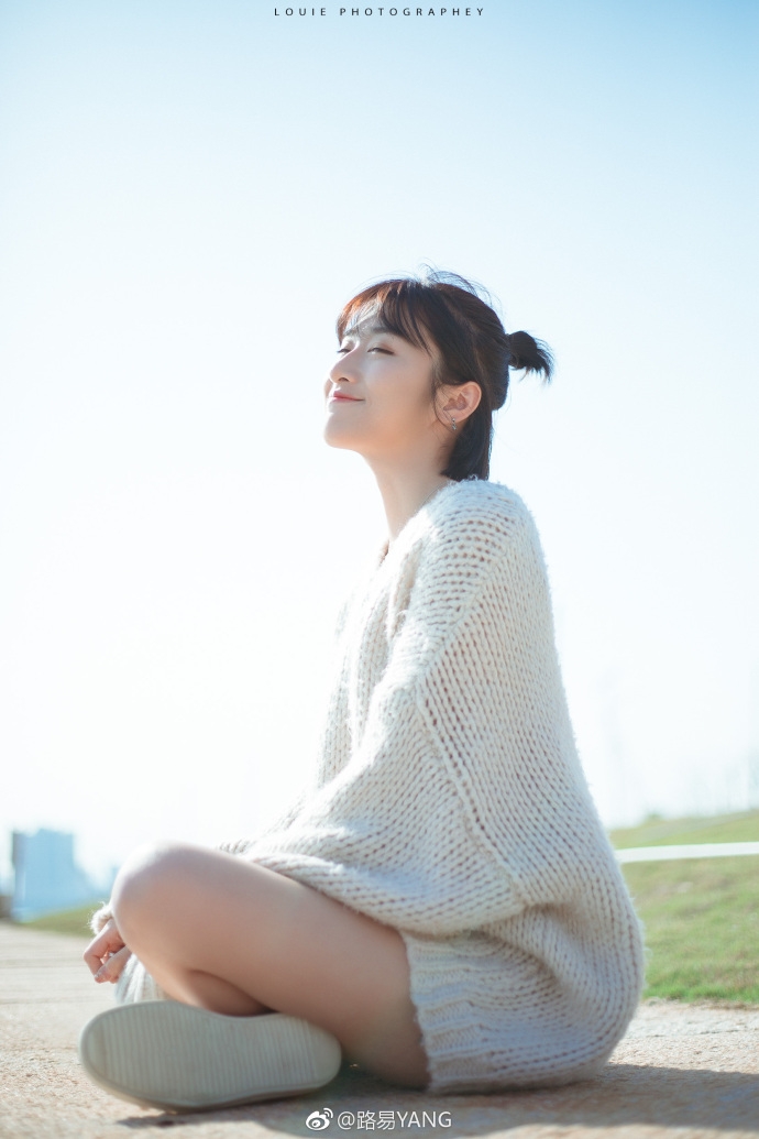 气质美女毛衣裙大玩下衣失踪秀美腿图片