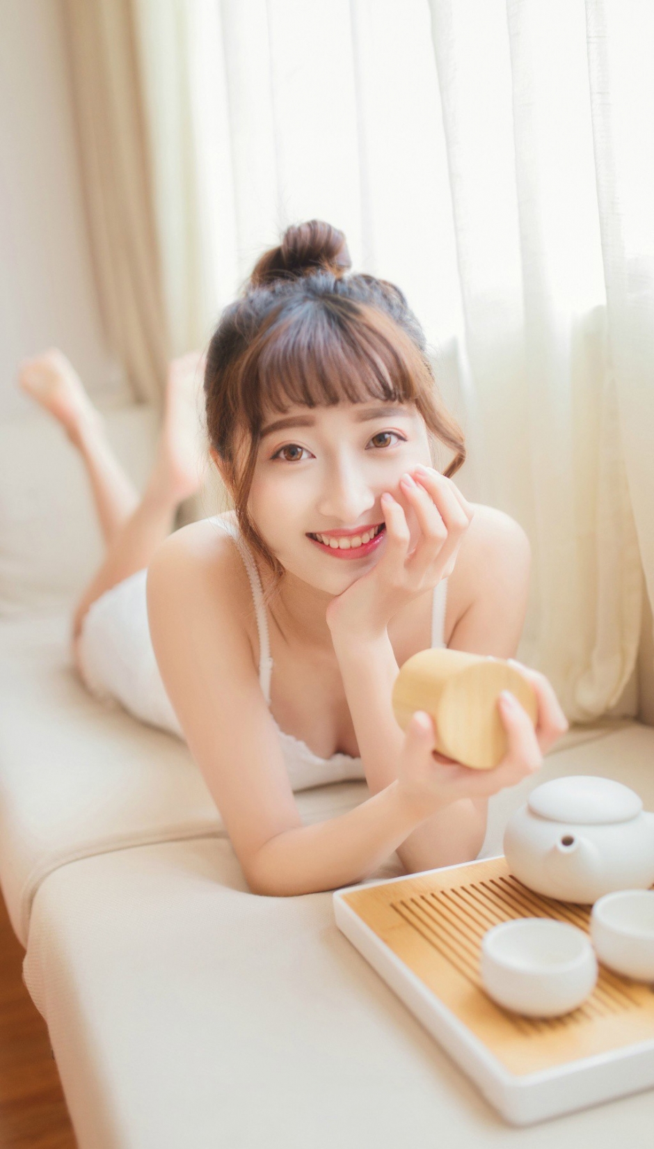 丸子头美女吊带超短裙露香肩美腿图片