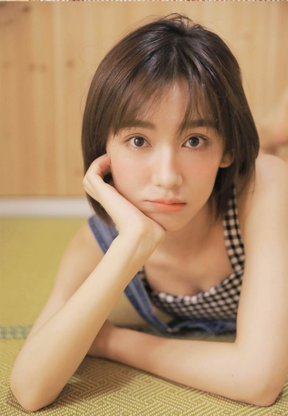 牛仔裤美女清爽短发香肩锁骨诱惑图片