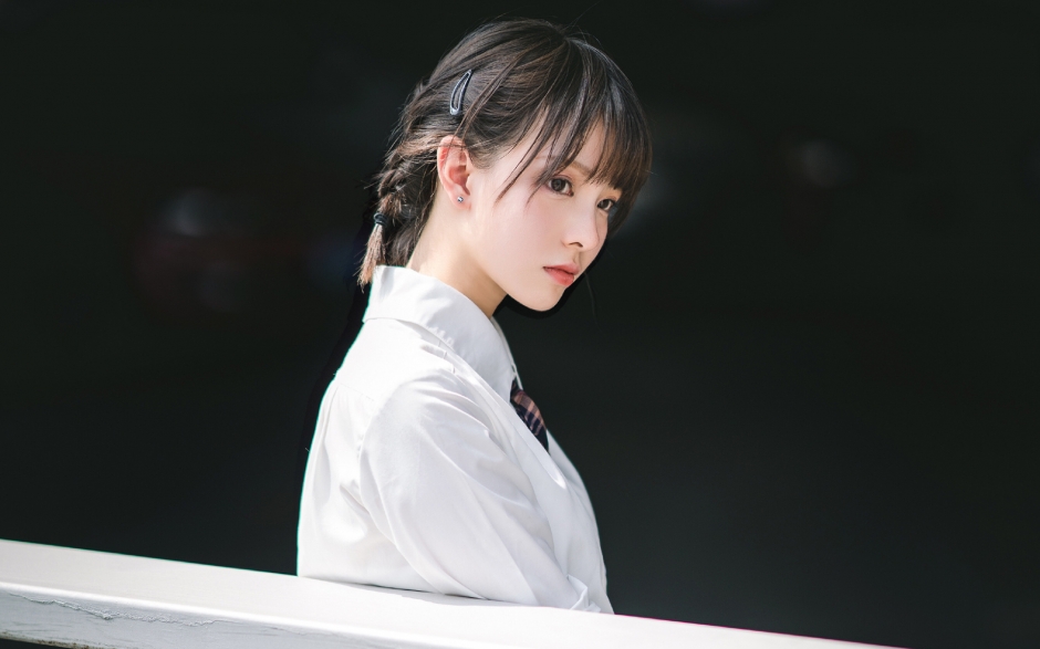 俏皮短发美女学生妹校园制服街拍图片