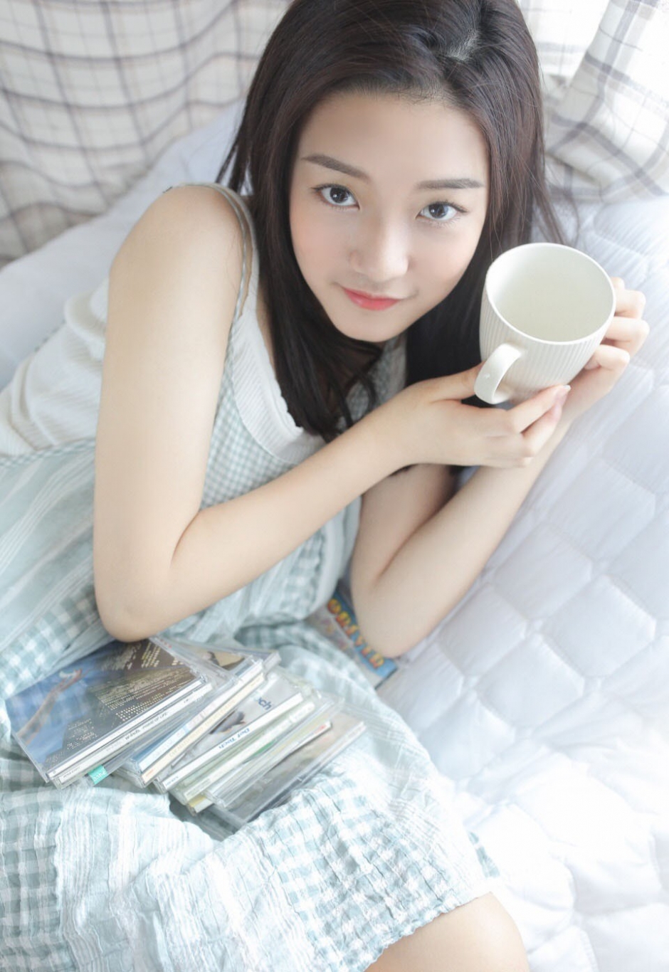 长发美女吊带睡裙半裸香肩白嫩美腿图片