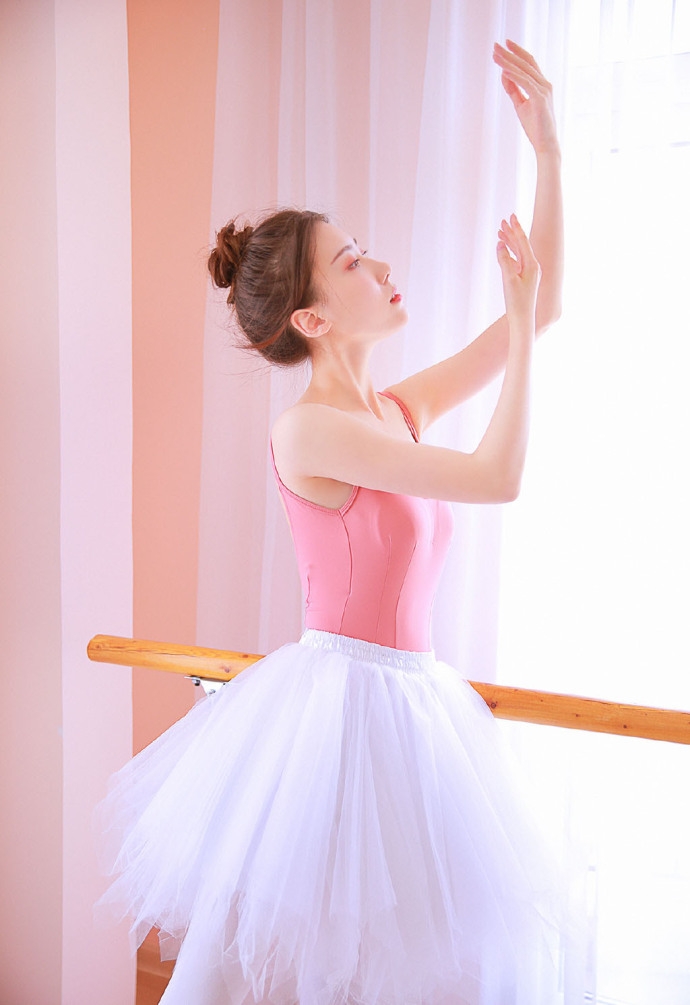 芭蕾舞美女高扎丸子头白丝长腿大秀美背脸蛋红润图片