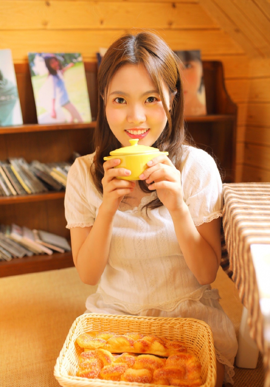 长发美女唇红齿白超短裤长腿诱惑图片