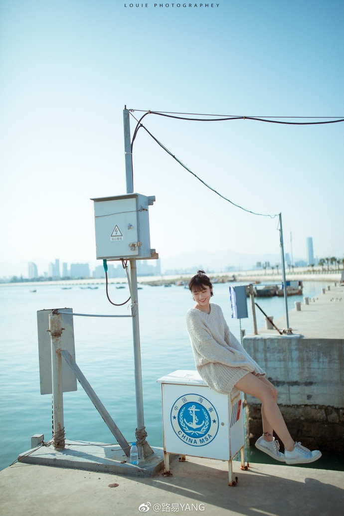 气质美女毛衣裙大玩下衣失踪秀美腿图片