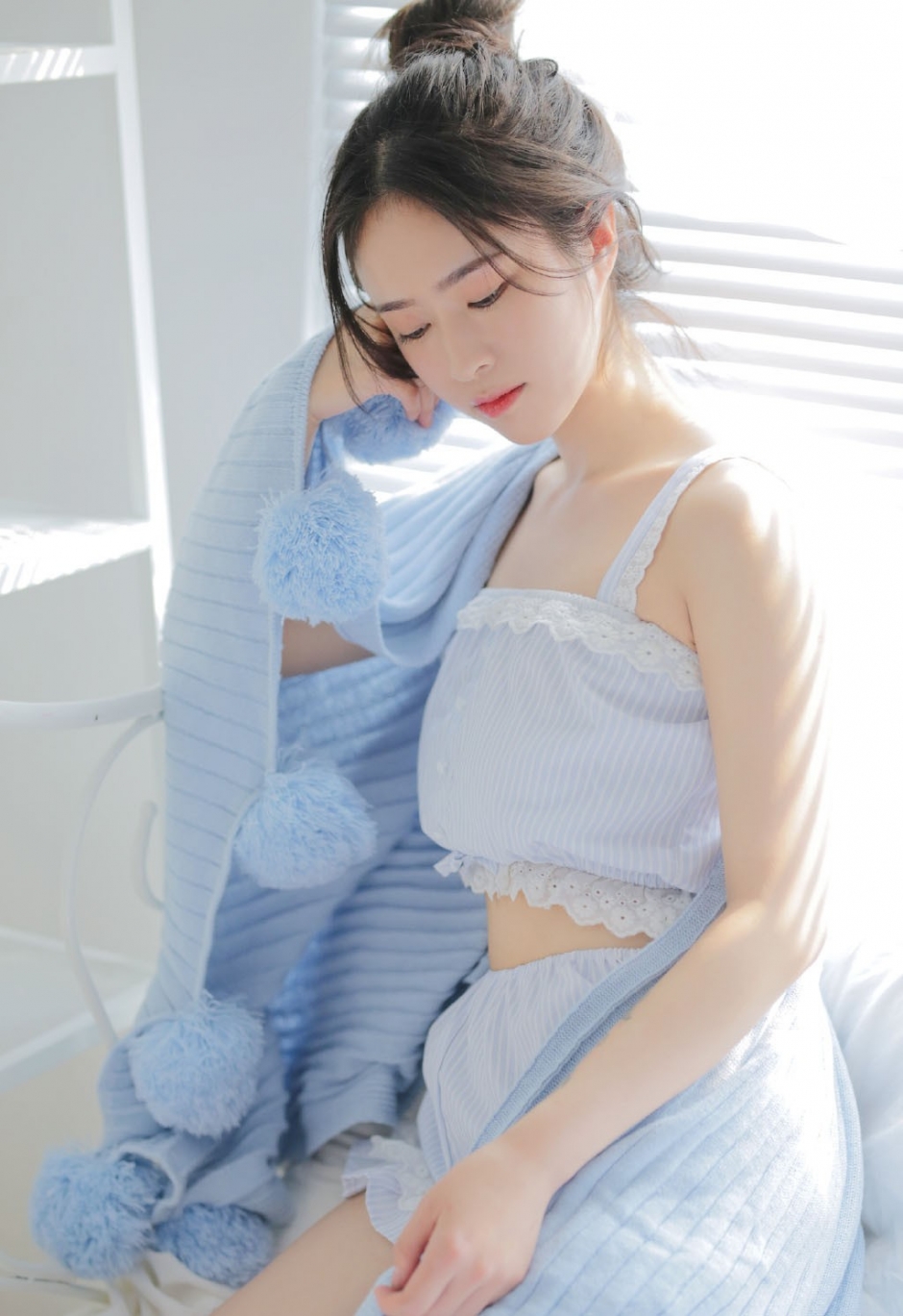 丸子头美女白瓷肌肤吹弹可破床上性感图片