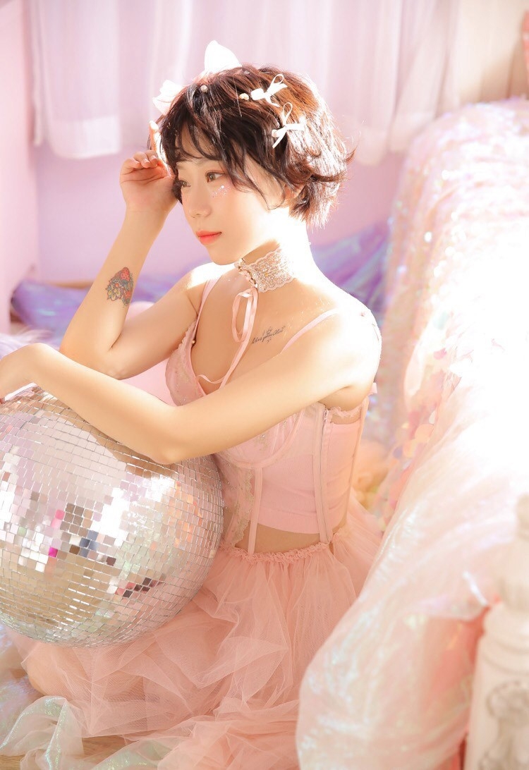 性感吊带美女秀香肩锁骨酥胸诱惑图片