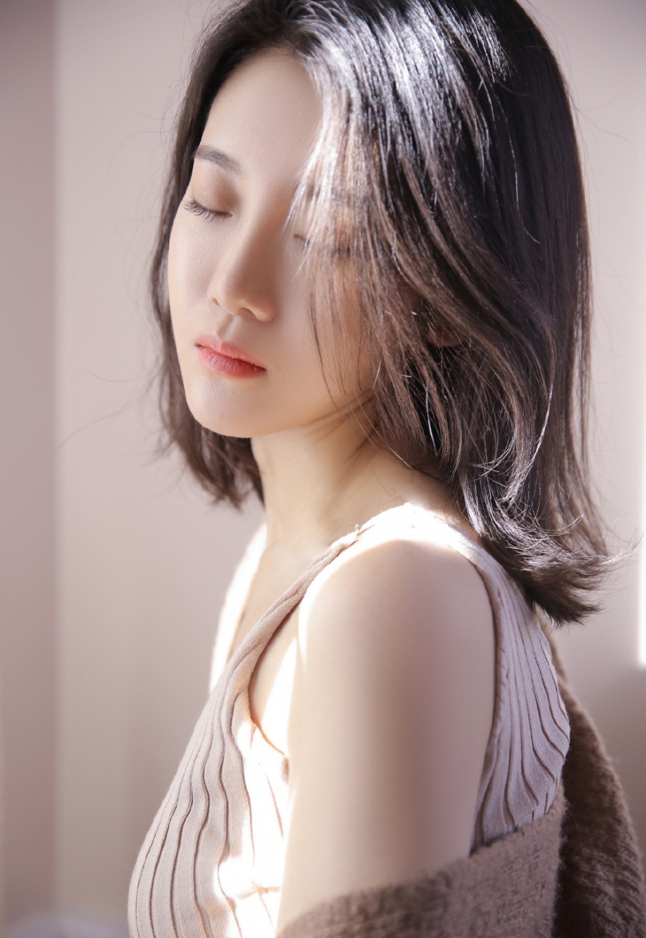 针织吊带衫身形修长美女大眼迷离气质忧郁躺姿慵懒图片