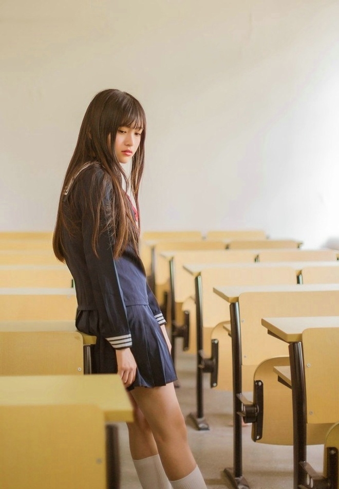 长发美女学生妹白丝长腿制服诱惑图片