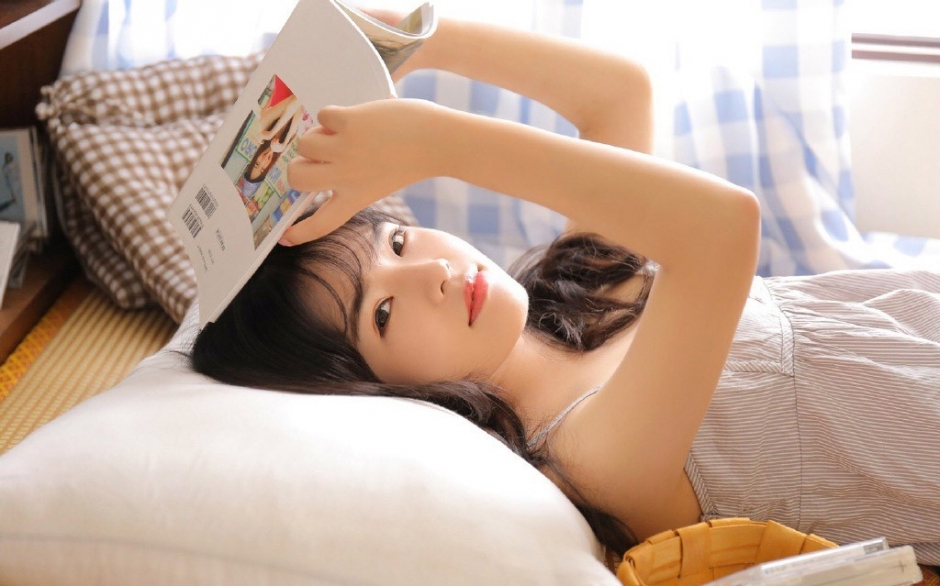 睡衣美女光滑牛奶肌姿态撩人居家图片