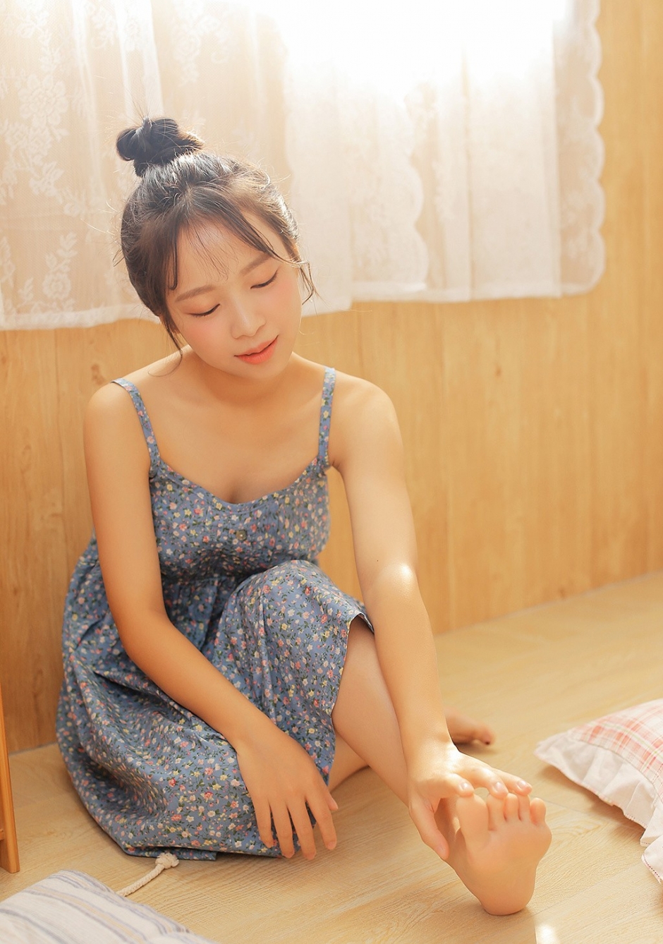 碎花裙美女脸蛋白里透红精致锁骨图片