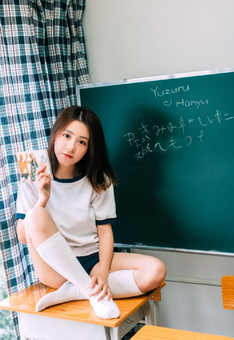 运动服美女学生诱人白丝长腿教室图片