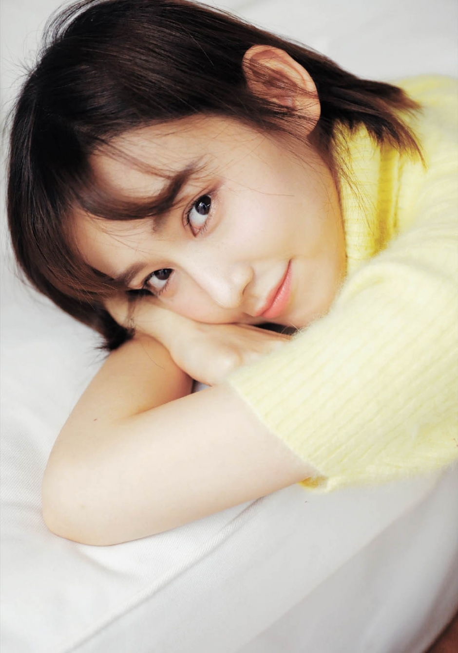 漂亮脸蛋美女超短裤露白嫩美腿居家图片