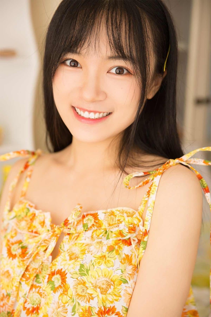 清纯美女吊带裙大秀香肩露齿甜笑图片