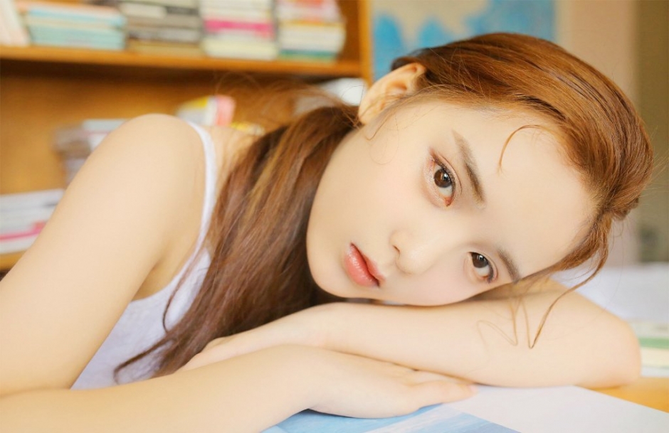 粉嘟嘟香唇氧气美女亚麻色长发白嫩鹅蛋脸精致五官图片