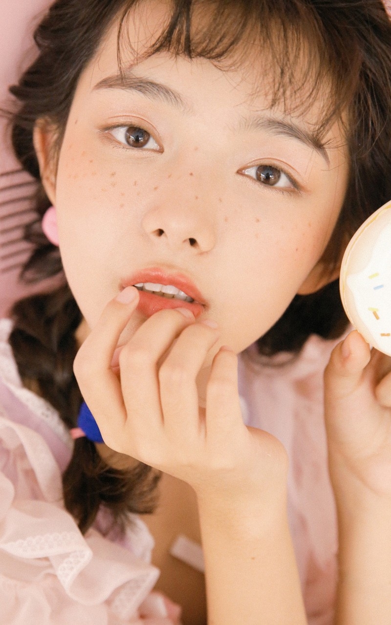 雀斑妆美女粉嫩圆脸蕾丝裙白皙肌肤图片