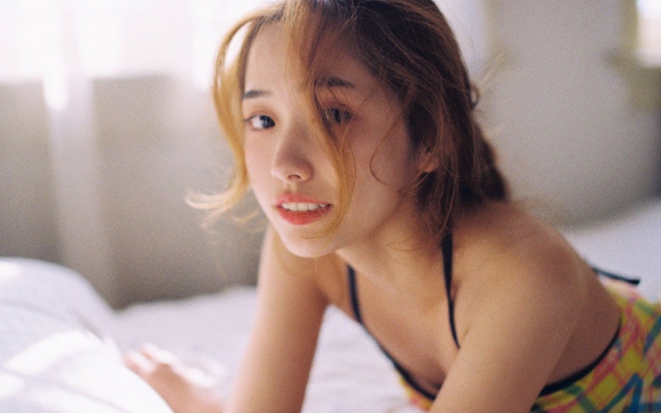 比基尼泳衣美女光滑牛奶肌姿态撩人图片