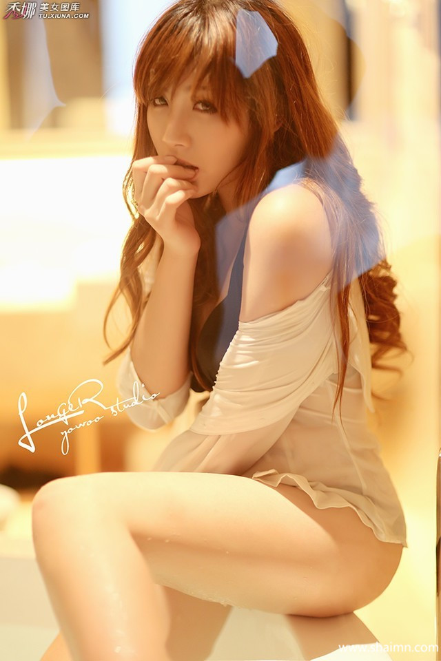 紧身裤美女凸露下部的尴尬图片