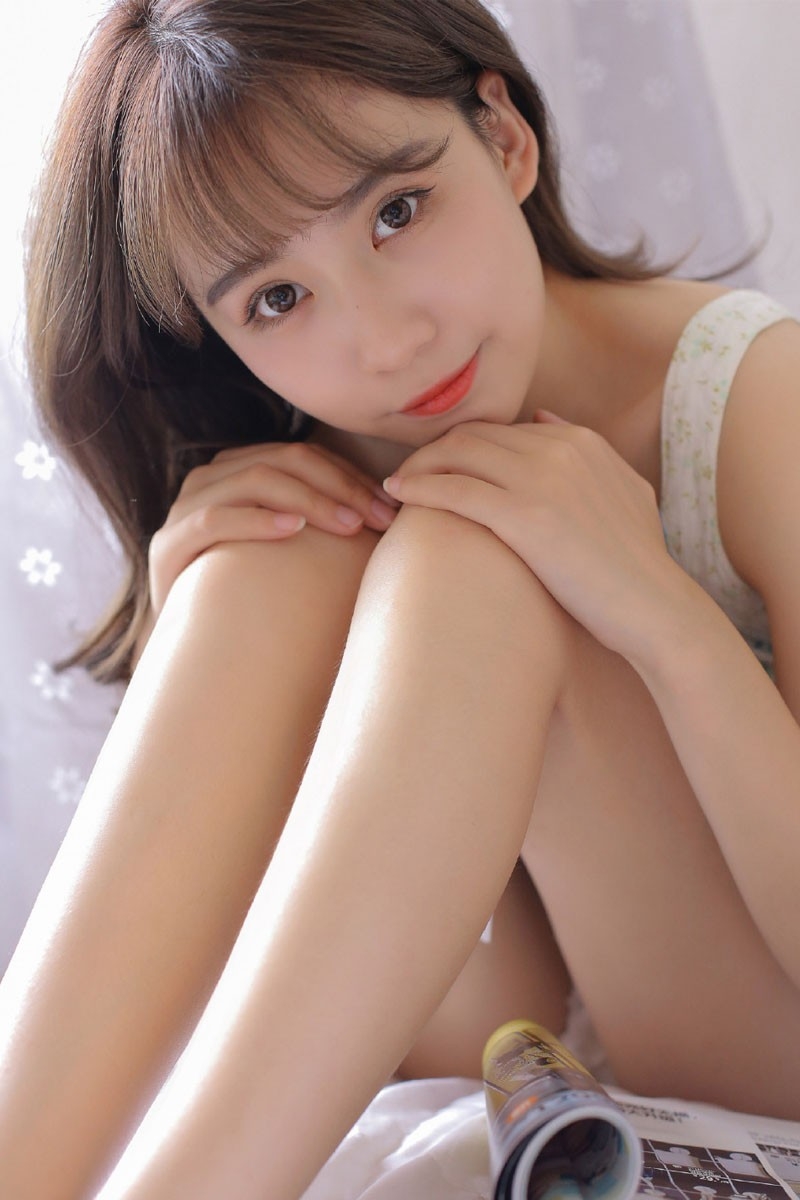 吊带美少女白嫩肌肤粉嫩香唇私房图片