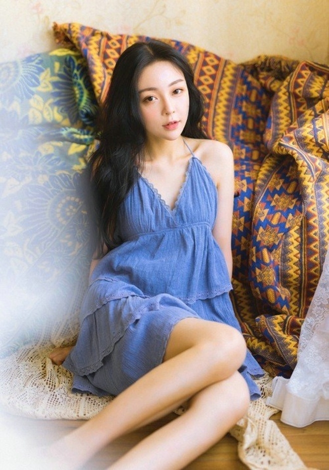 长发美女精致小v脸吊带裙性感香肩图片