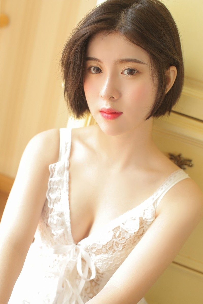 红唇美女蕾丝透视裙露傲人事业线图片