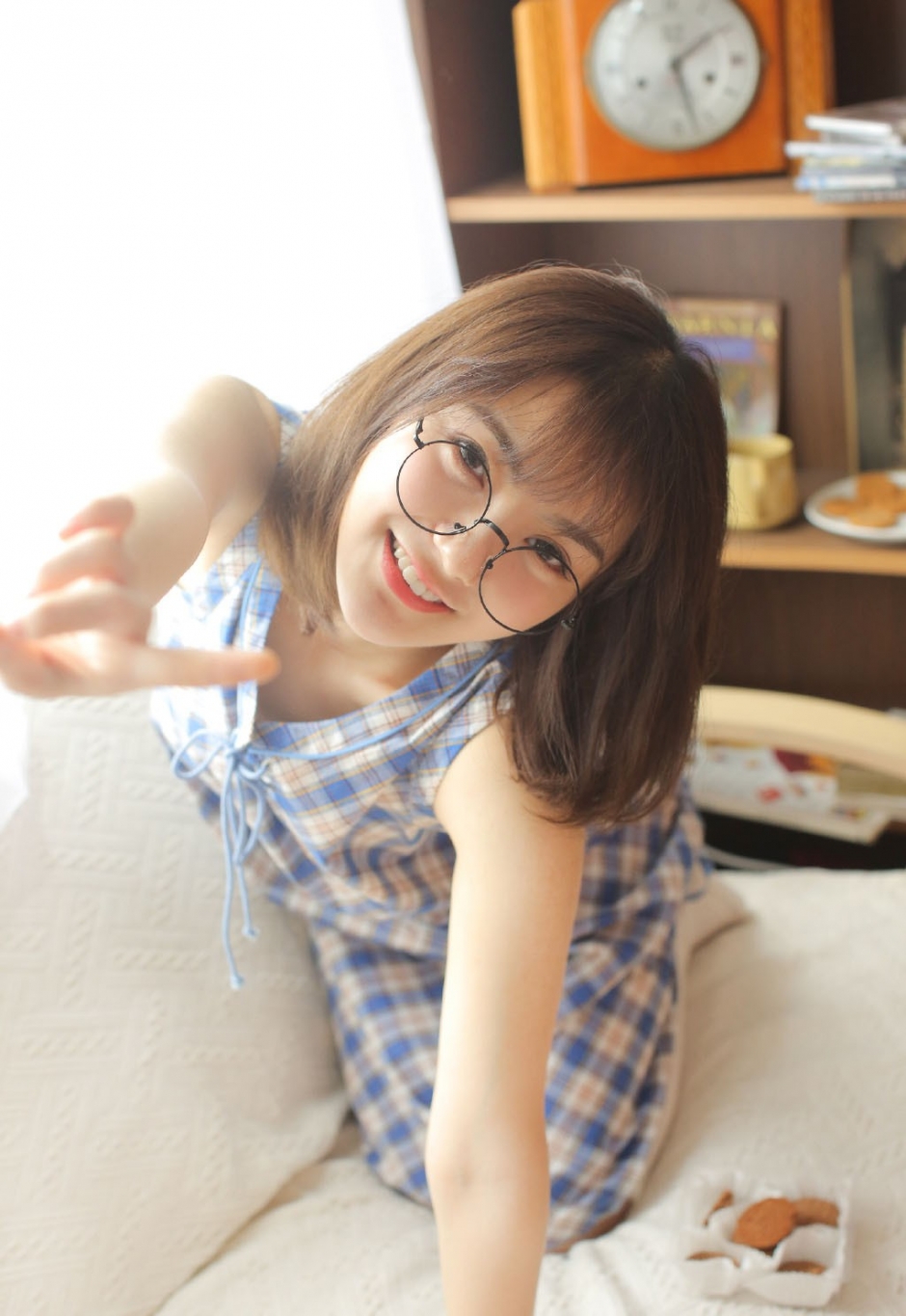 眼镜妹美女粉嫩脸蛋白丝长腿诱惑图片