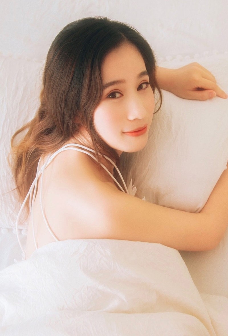 床上美女白色睡衣裙发丝凌乱姿态慵懒漂亮沉睡侧颜图片