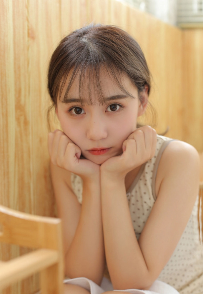 极品美女脸蛋白里透红背心短裤圆润香肩长腿诱惑图片