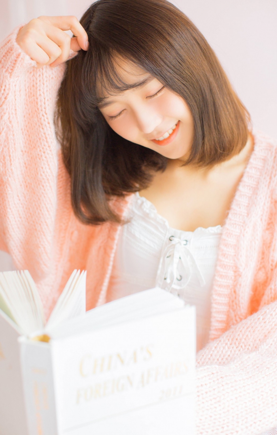 齐肩短发美女标致鹅蛋脸白瓷肌肤吹弹可破歪头大笑图片