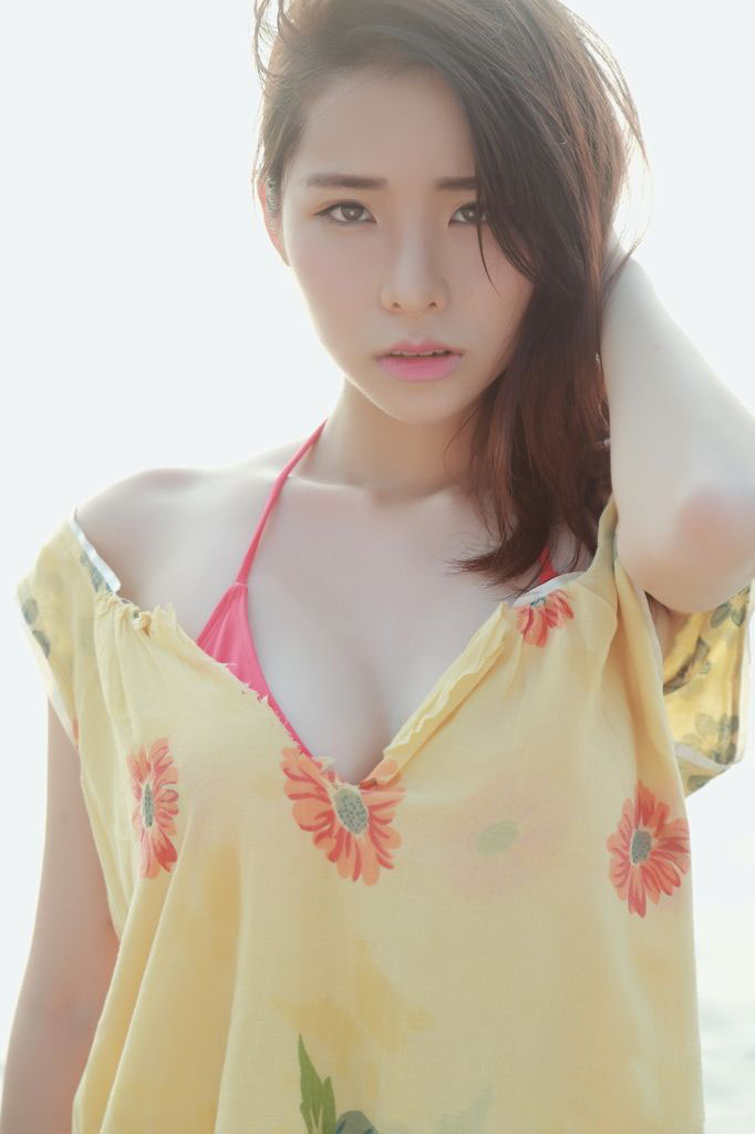 沙滩美女天体浴