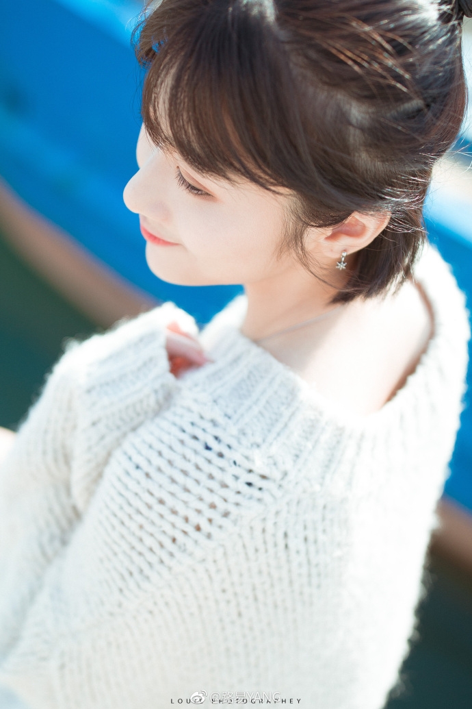 气质美女毛衣裙大玩下衣失踪秀美腿图片