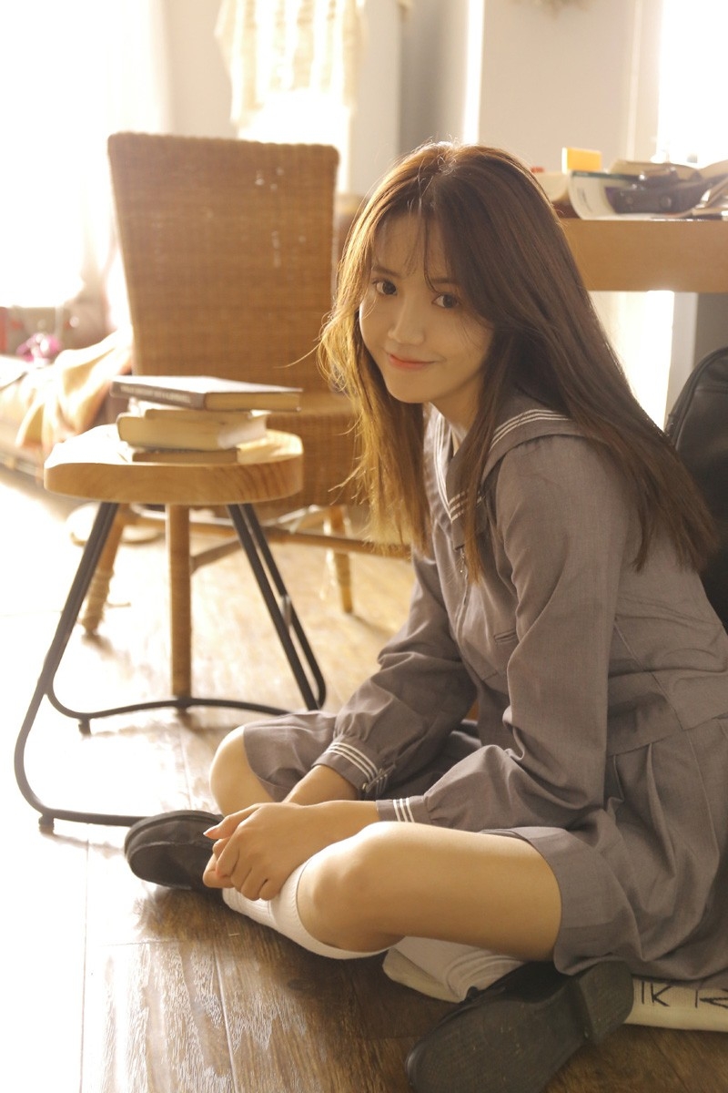 学院风制服美女精致小v脸蓬松秀发图片