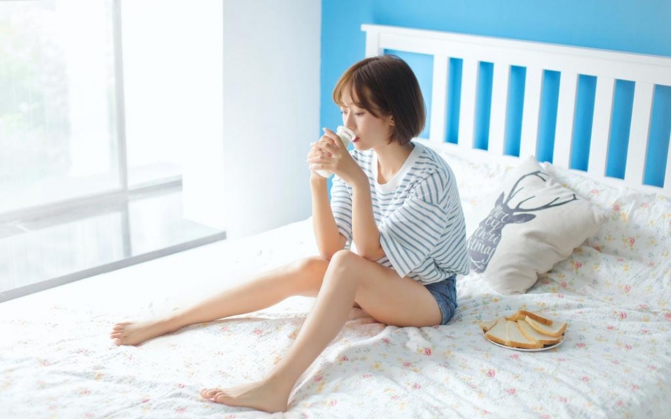 清纯短发美女撩人长腿露齿甜笑居家图片