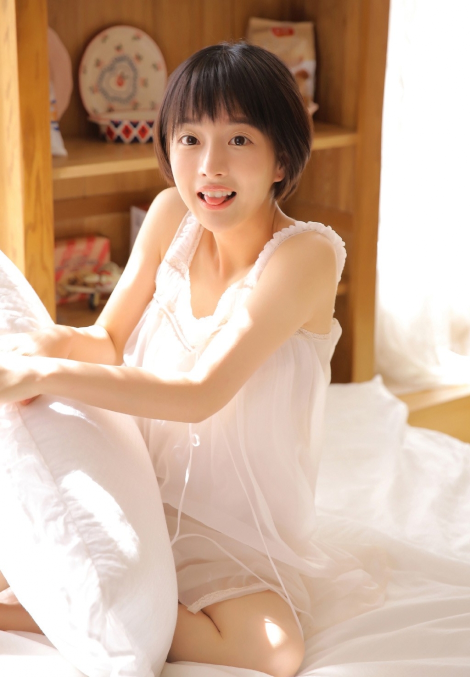 性感短发美女白色纱裙香肩美腿诱惑图片