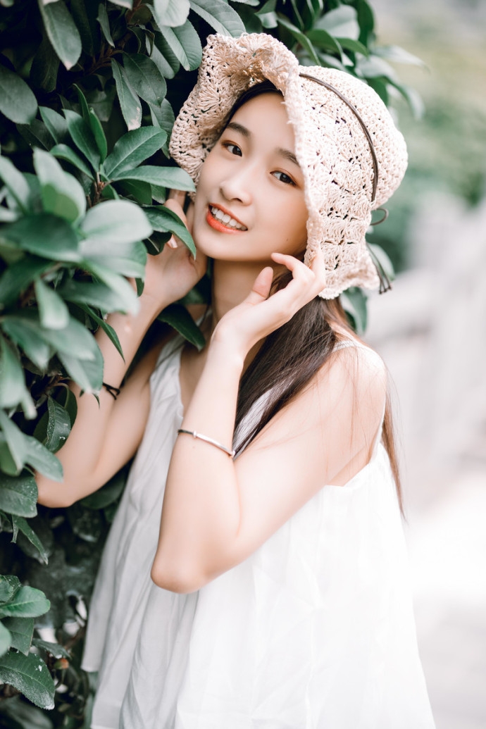 牛仔裤美女吊带衫露白嫩天鹅颈头戴编织帽露齿甜笑图片