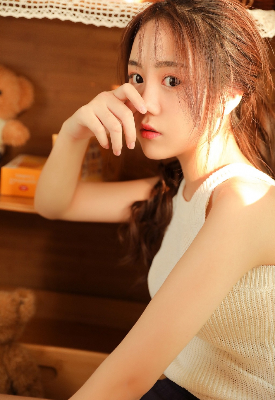 阳光下美女诱人白丝长腿粉嘟嘟脸蛋图片