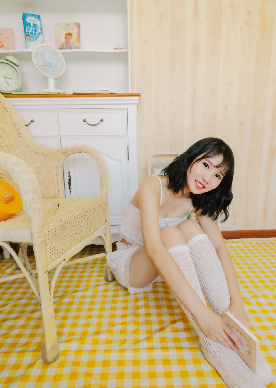 白丝长腿包子脸美女微卷短发吊带超短裤露白嫩瓷肌图片