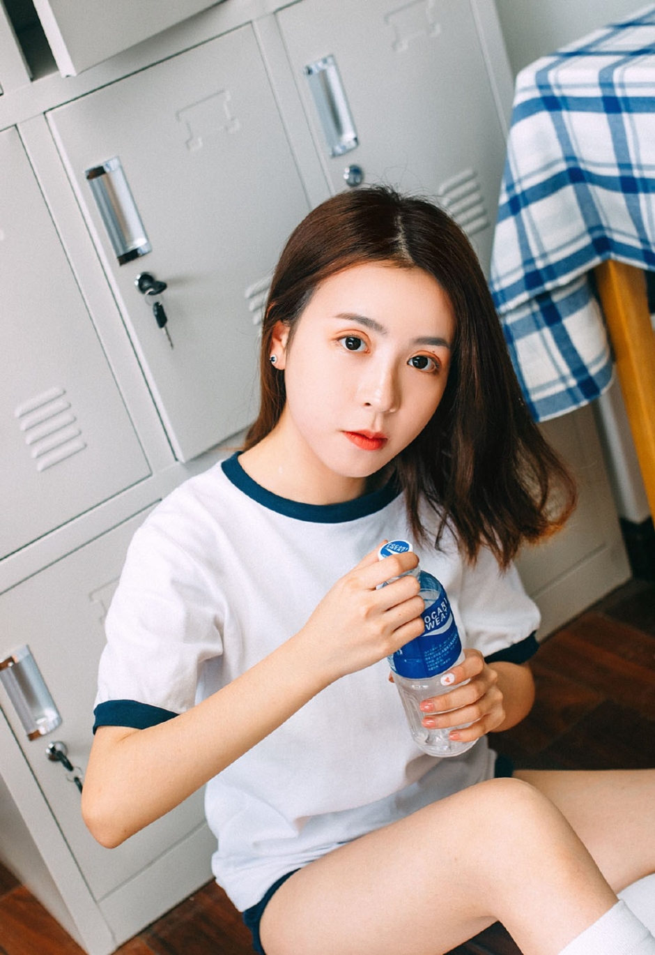 运动服美女学生诱人白丝长腿教室图片