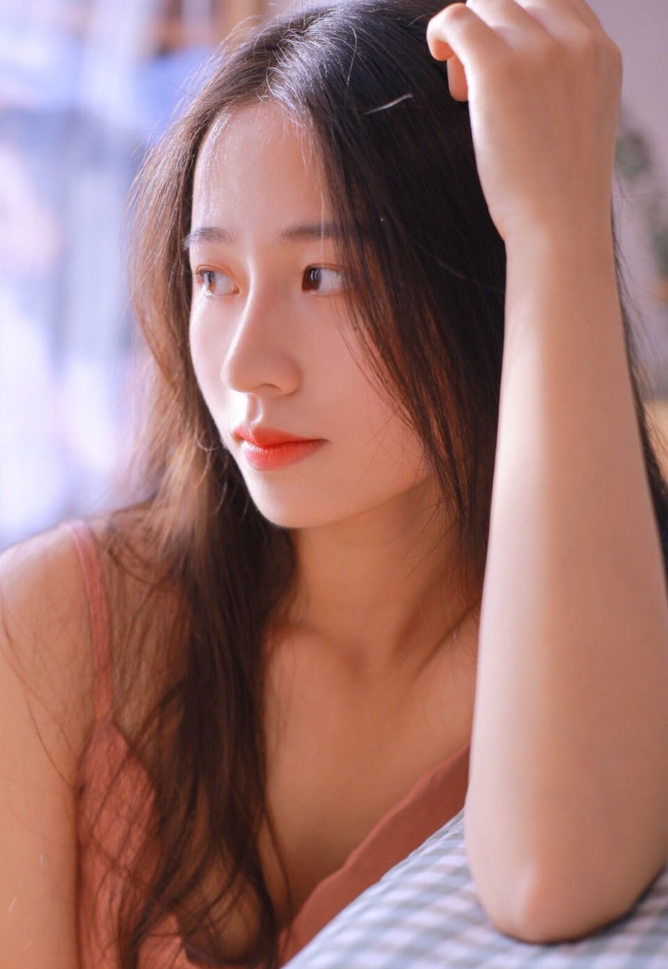 粉嫩美女吊带短裤白皙香肩美腿诱惑图片